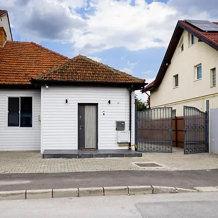Villa Nordic - With Private Yard, Bbq & Free Parking, 4 Km From Center Braşov